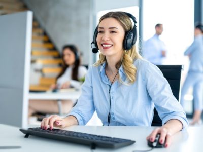Personne s'occupant du secr&eacute;tariat d'une entreprise &agrave; distance.