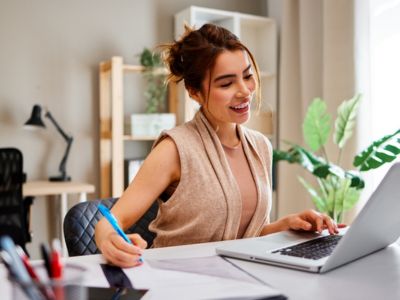 Personne s'occupant du travail d'un secr&eacute;tariat &agrave; distance.